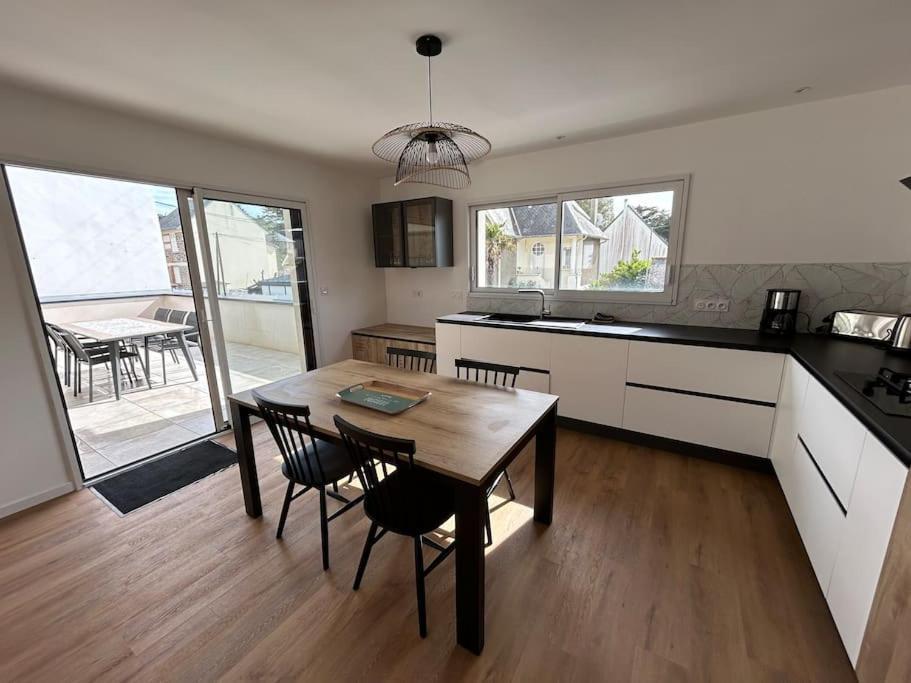 Grande Maison Neuve A 100 M De La